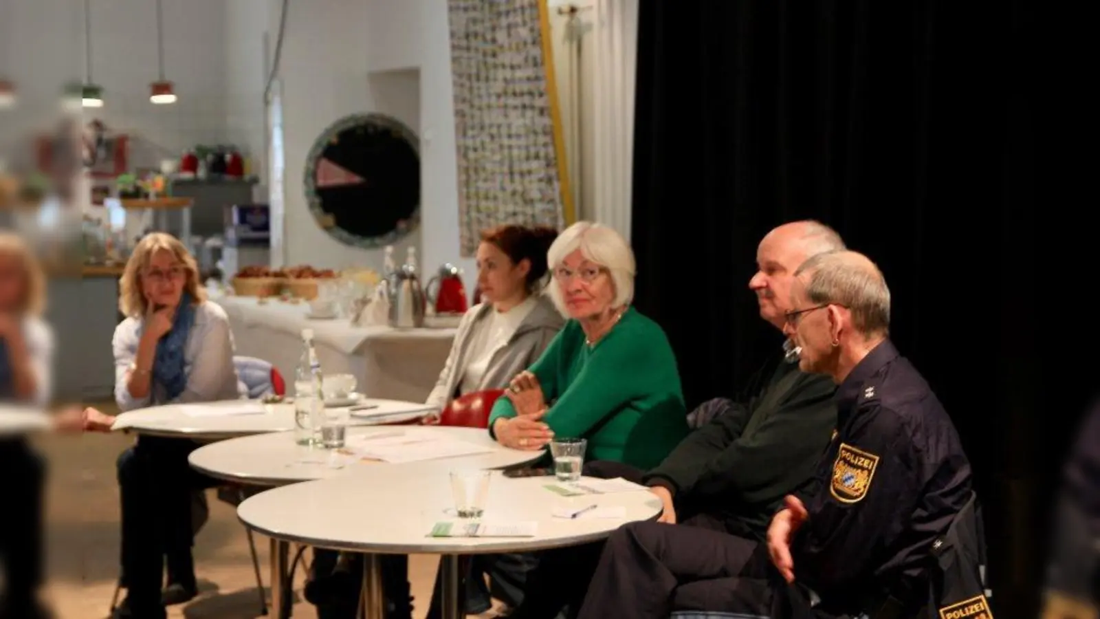 Zur Kindersprechstunde hörten sich WIlhelm Schmeller von der PI 45, BA-Vorsitzender Romanus Scholz, BA-Kinderbeauftragte Evelyn Lang, Franziska Felbermayr vom Gartenbaureferat und Conny Beckstein (v.r.) die Sorgen der Kinder an. (Foto: us)