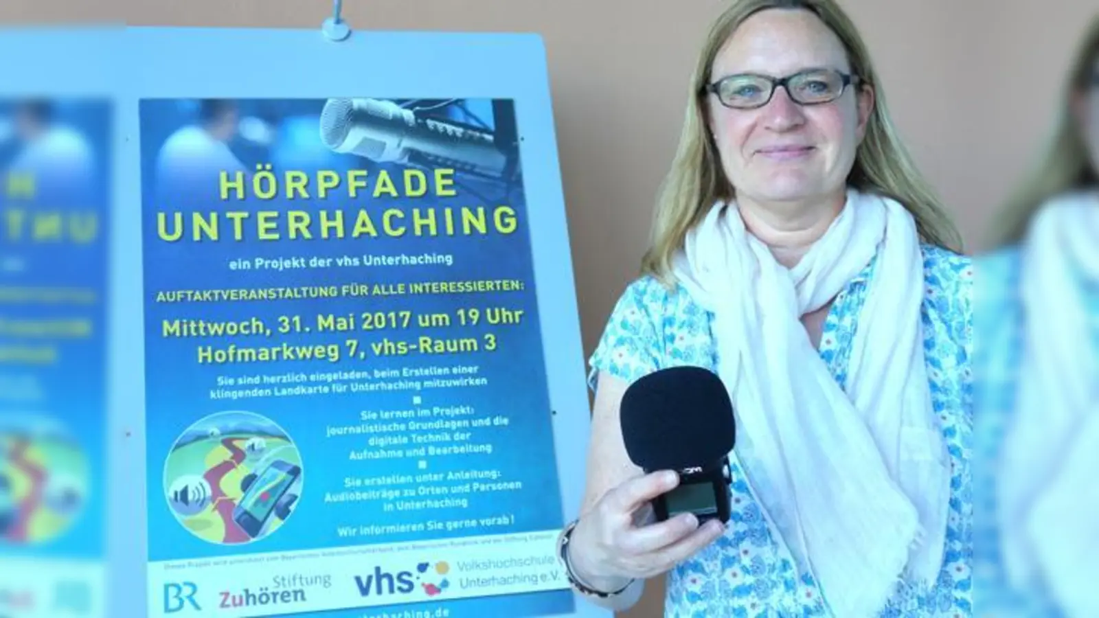 vhs-Leitung Barbara Sporrer freut sich über viele Teilnehmer bei der Auftaktveranstaltung für den Hörpfad.	 (Foto: hw)