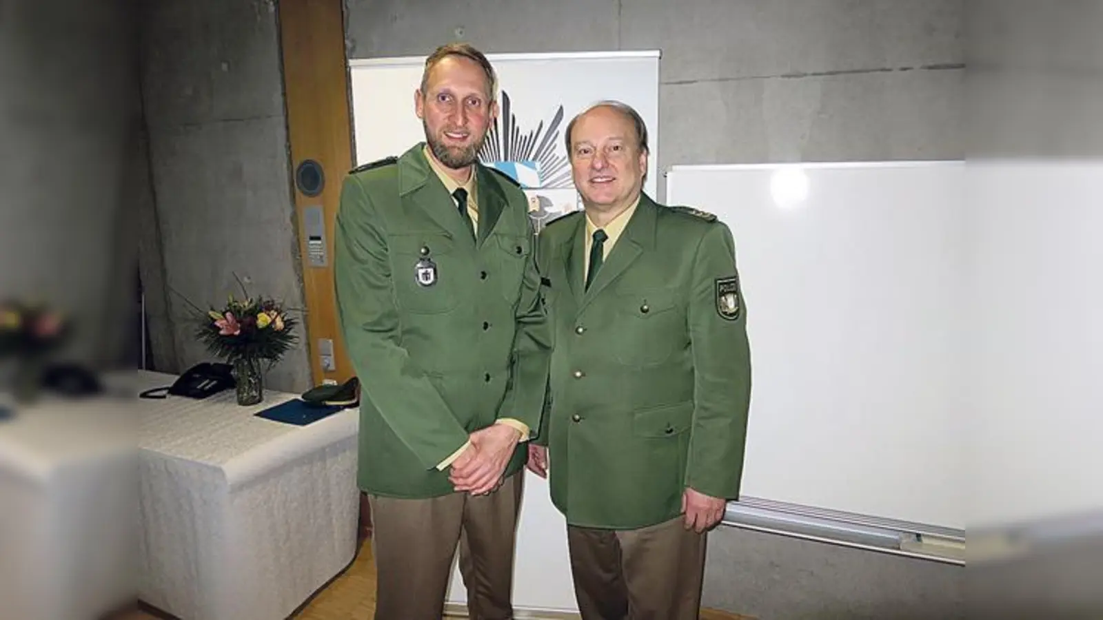 Polizeipräsident Hubertus Andrä wünscht Steffen Küpper viel Erfolg.	 (Foto: Polizeipräsidium München)