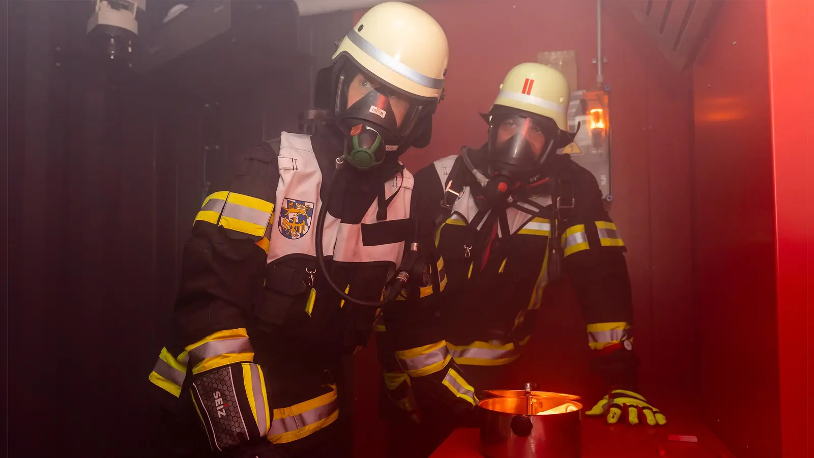 Landrat Stefan Frey (l.) und Kreisbrandmeister Klaus Ringhoff beim Probedurchgang in der neuen Atemschutzübungsanlage. (Foto: Landratsamt Starnberg)