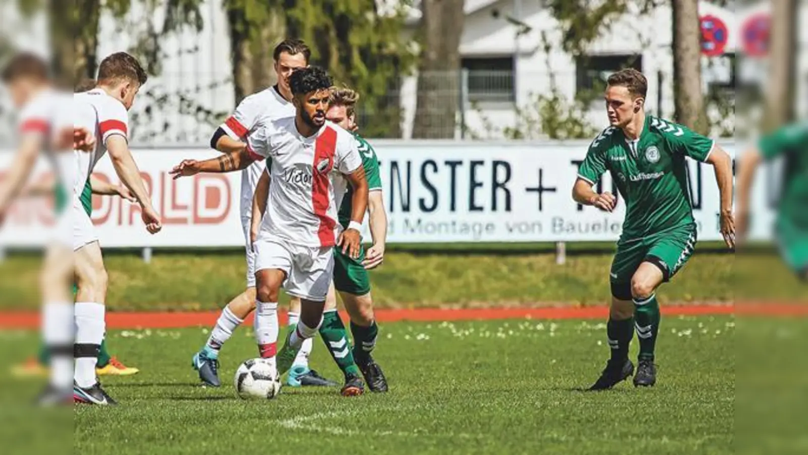 Der SV Lohhof (weiß) bleibt Spitzenreiter in der Kreisliga 1. Dahinter lauern mit Lerchenau und Untermenzing zwei Teams aus dem Münchner Norden.	 (Foto: Christian Riedel)
