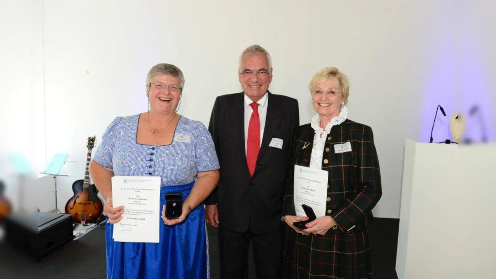 Kammerpräsident Dr. Hartmut Schwab ehrt Christa Krell-Brückner (links) und Edeltraut Schmidbauer (rechts) mit der goldenen Ehrennadel. (Foto: Steuerberaterkammer München)