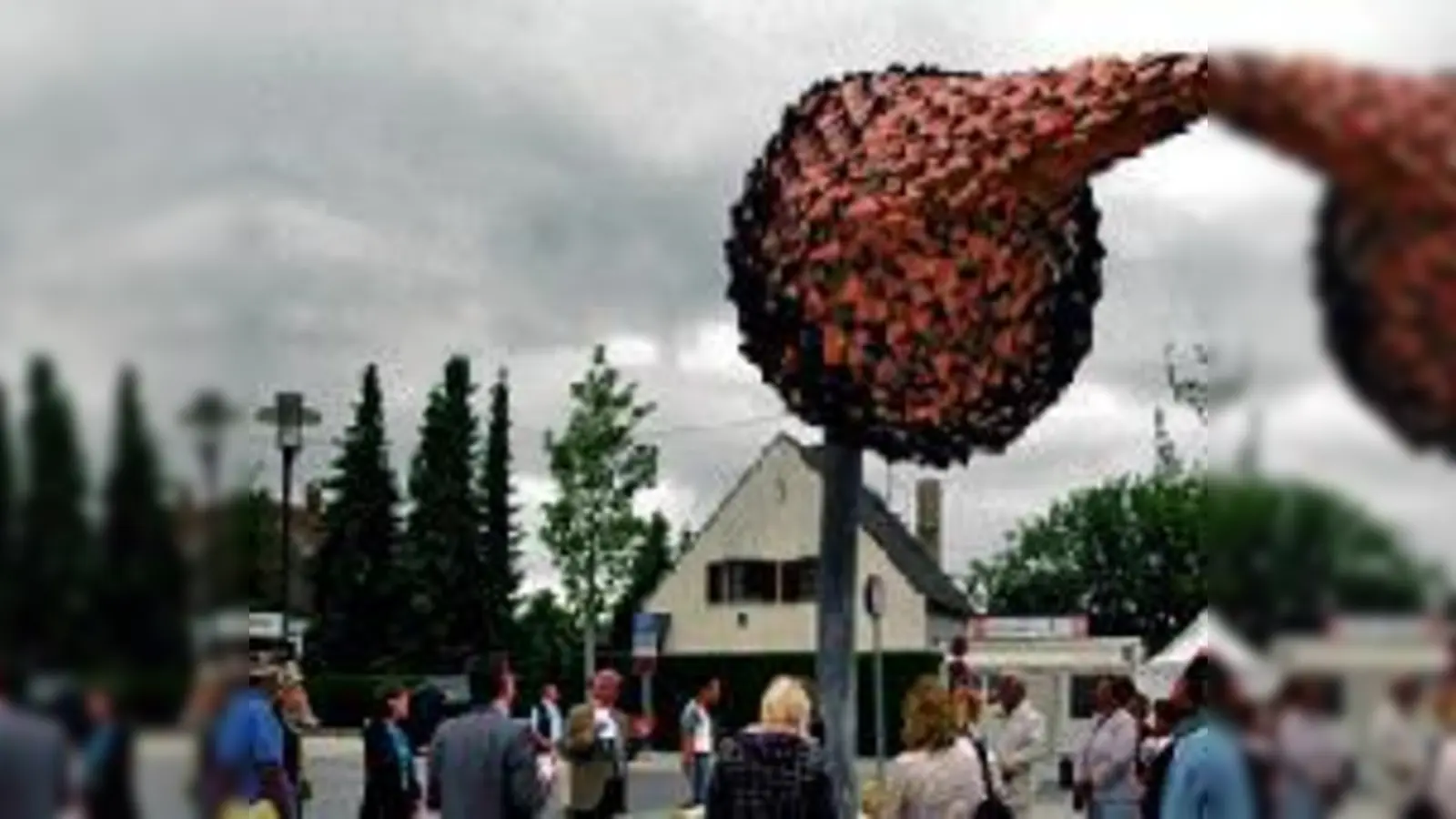 Das Kunstwerk »Westhang«, ein Baum mit einem Stamm aus Eisen und Blättern aus Kupfer, ziert nun den  Unterföhringer  (S-Bahnhofes.Foto: ko)