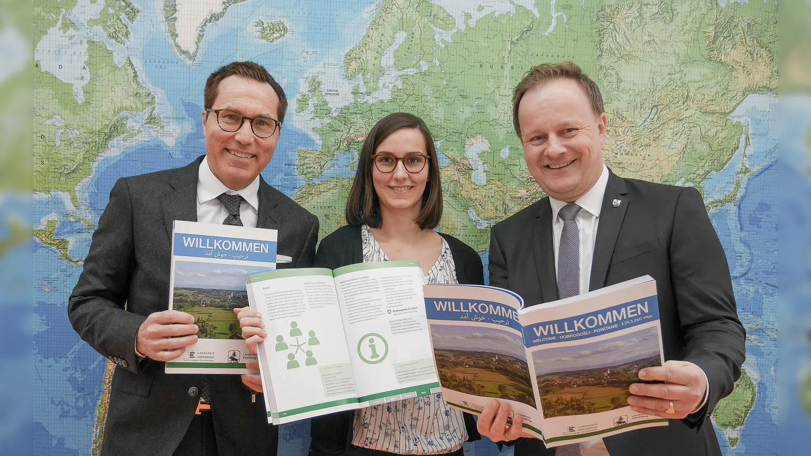 Landrat Robert Niedergesäß, Integrationsbeauftragte Tanja Eckle und Christian Salberg (v. r.), zuständiger Abteilungsleiter im Landratsamt, mit der Willkommensbroschüre für ausländische Mitbürger im Landkreis Ebersberg. (Foto: LRA)