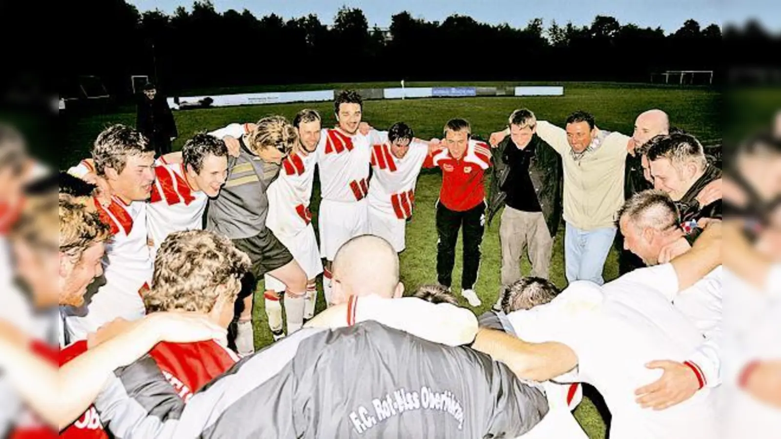 Wer kämpferisch gespielt hat, darf auch ordentlich feiern: Die Rotweißen können beides gut.	 (Foto: Privat)