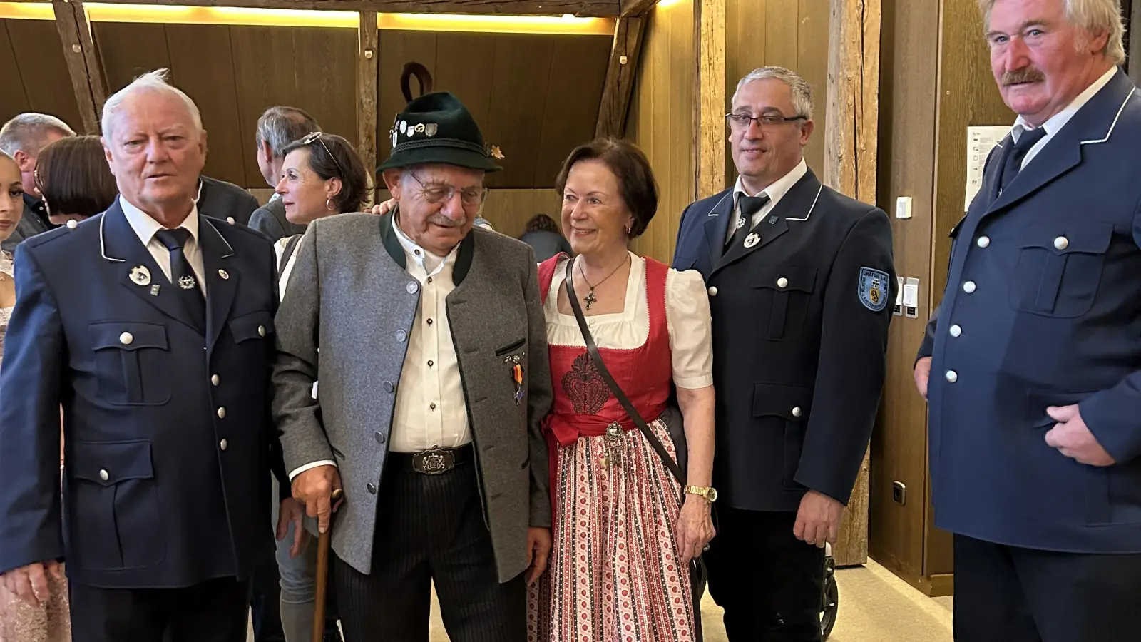 Die Ehrenschale der Stadt Grafing wurde Franz Bauer für seine langjährigen Verdienste um die Soldaten- und Kriegerkameradschaft Grafing überreicht. (Foto: Otto Hartl)