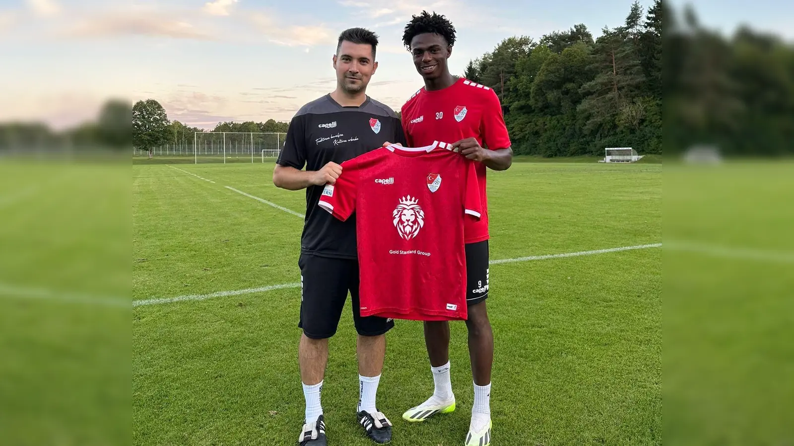 Der Ex-Unterföhringer Fadhel Morou (rechts) läuft jetzt für Türkgücü München auf. Links Trainer Alper Kayabunar. (Foto: Verein)