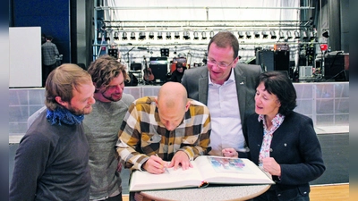 Vergangene Zeiten: Nach dem Konzert in der Stadthalle 2017 trugen sich die Sportfreunde Stiller in das Goldene Buch der Stadt ein. Mit dabei Oberbürgermeister Andreas Haas und die ehemalige Leiterin der Stadthalle Germering, Medea Schmitt. (Foto: pst)