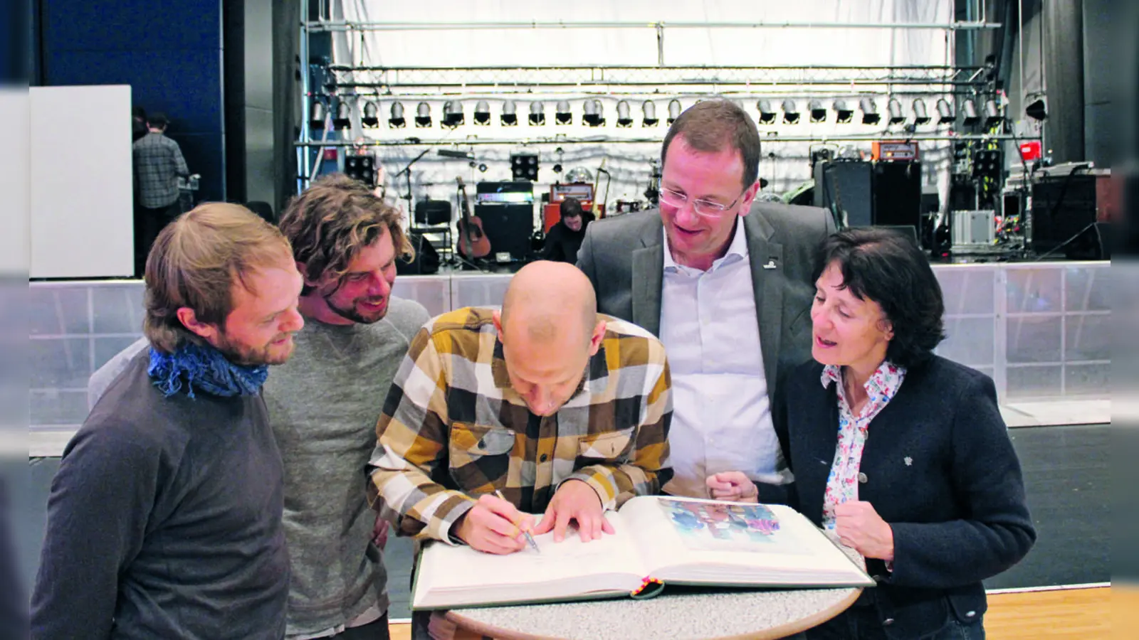 Vergangene Zeiten: Nach dem Konzert in der Stadthalle 2017 trugen sich die Sportfreunde Stiller in das Goldene Buch der Stadt ein. Mit dabei Oberbürgermeister Andreas Haas und die ehemalige Leiterin der Stadthalle Germering, Medea Schmitt. (Foto: pst)