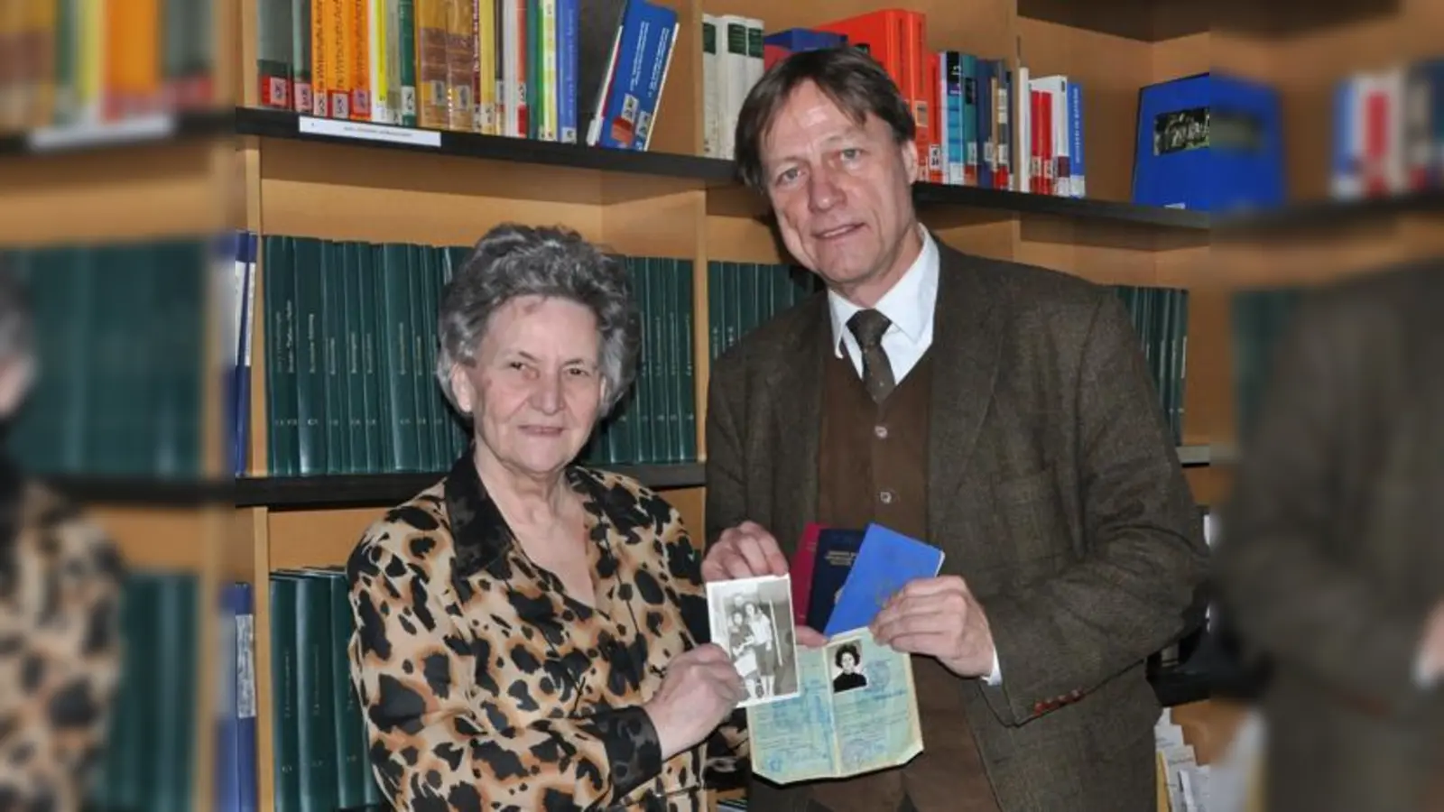 Eleni Tsakmaki, hier mit Michael Stephan, stellt persönliche Gegenstände in  Sachen Migration im Stadtarchiv in Schwabing aus.	 (Foto: Sybille Föll)