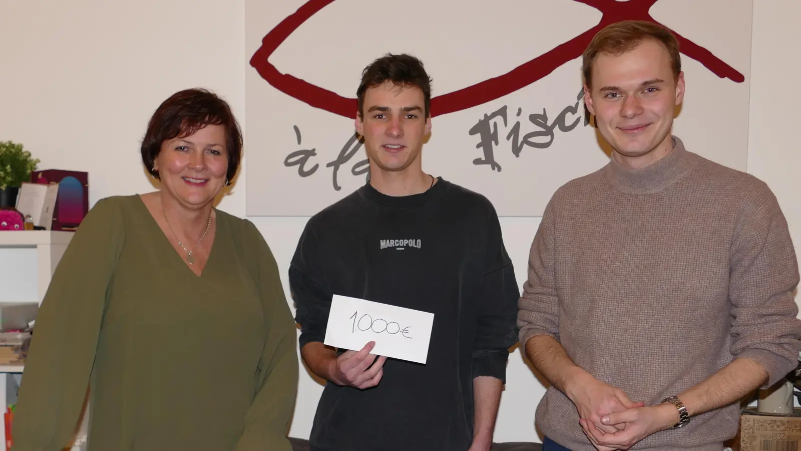 Christoph Schimpfle (Bildmitte) nahm mit Freude die Spende von CSU-Vorsitzender Marianne Hellhuber und JU-Vorsitzenden Alexander Löher entgegen. (Foto: Peter Kellner /JU Neuried)