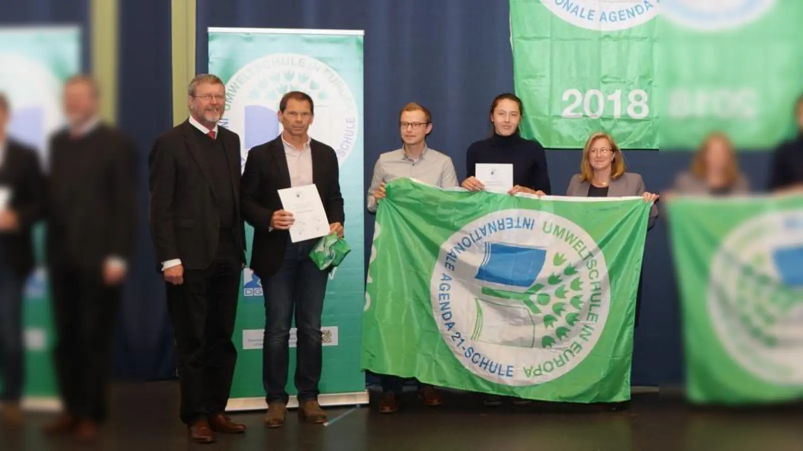 Dr. Marcel Huber, Vertreter einer anderen Schule aus dem Landkreis München, Leo Kafke (Leiter AK Umwelt), Martha Weil (Schülerin des AK Umwelt) und Claudia Gantke bei der Preisverleihung.  (Foto: VA)