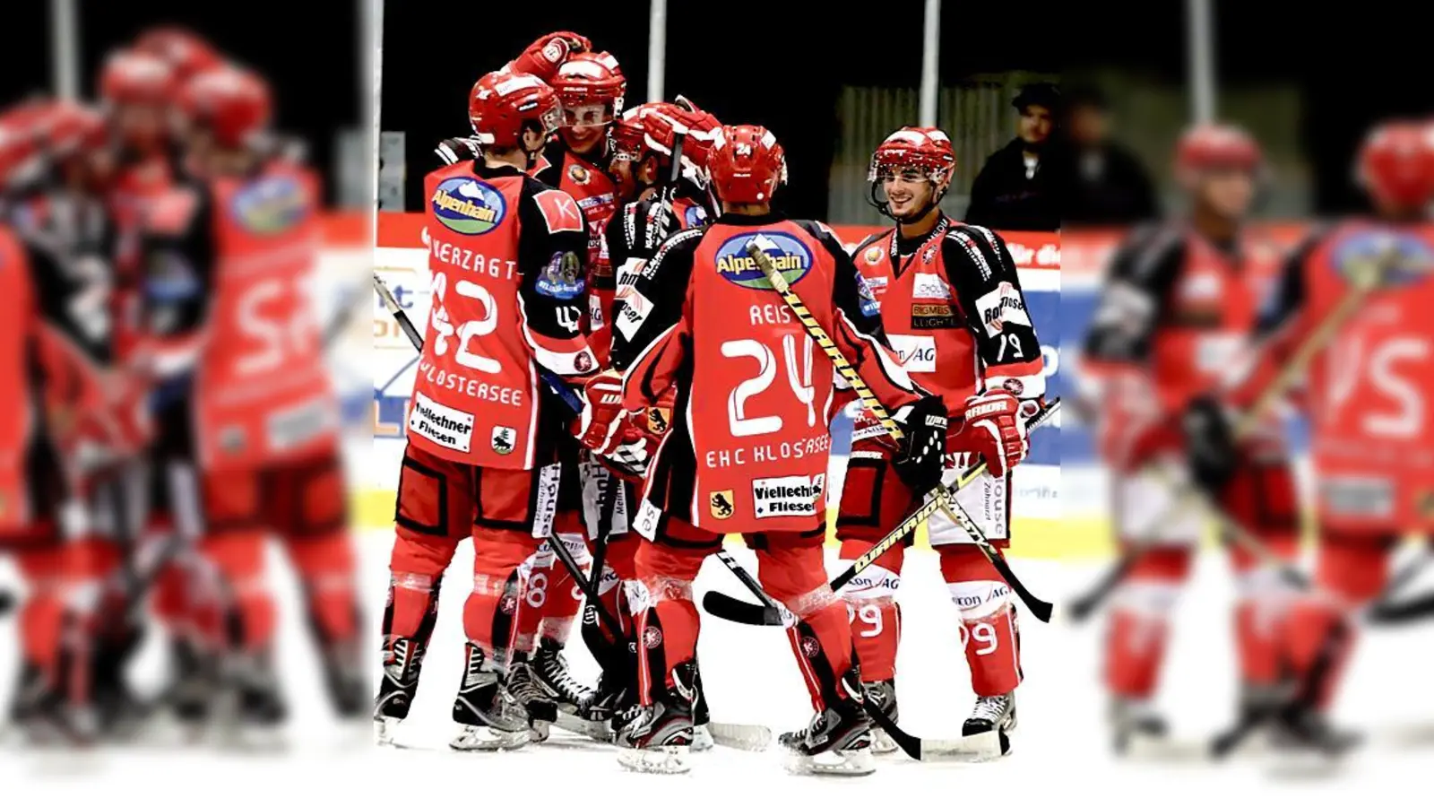 Eine jubelnde Klosterseer Spielertraube: Vielleicht erleben das die Fans auch am Dienstag beim Spiel gegen die Tölzer Löwen. 	 (Foto: smg/Nicky Alexander)