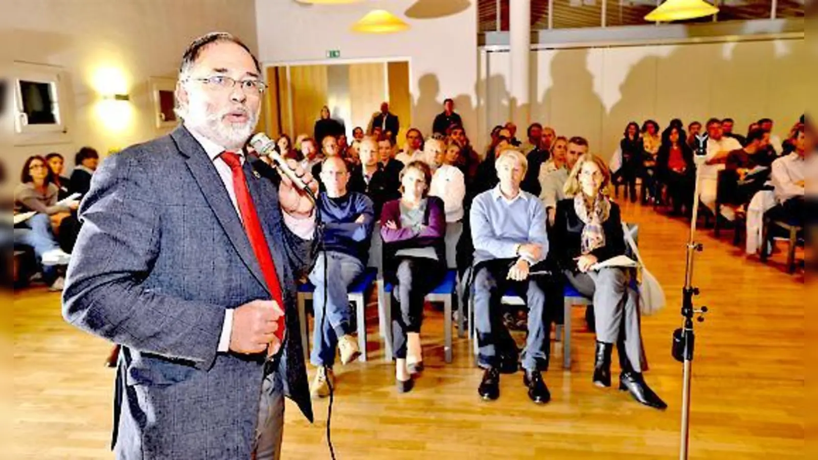 Bei der Informationsveranstaltung zum neuen Truderinger Gymnasium gab Stadtrat Georg Kronawitter einen ersten Überblick.	 (Foto: Schunk)