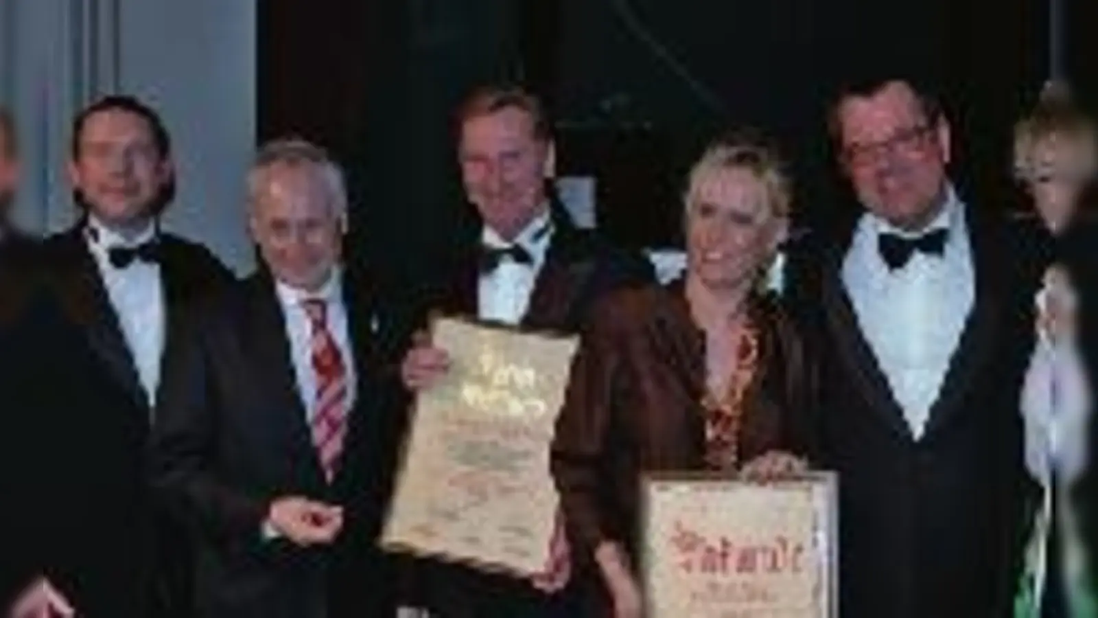 Ball-Organisator Hans Hammer, Parteivorsitzender E.  Huber, Preisträger Dr. J. Kastenberger, B. Behr und A. Wehner, dazwischen OB-Kandidat J. Schmid (v. l. n. r.).  (Foto: VA)