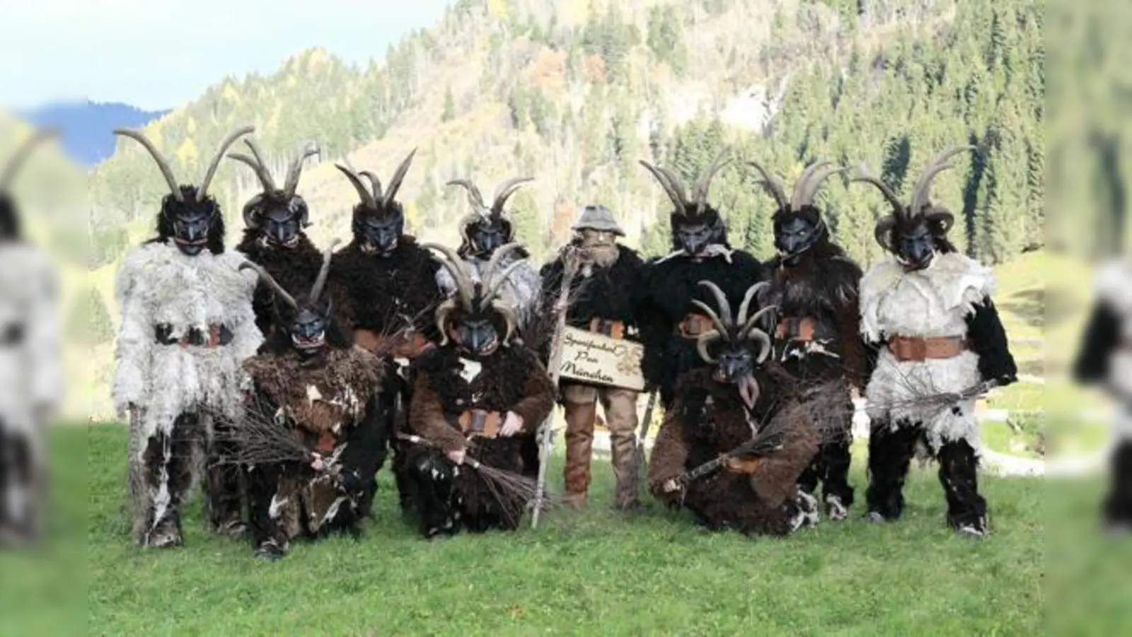 Die »Sparifankerl Pass« aus München laufen mit traditionellen Astei-Masken aus den Gasteinertal auf dem Marienplatz.	 (Foto: Sparifankerl Pass)