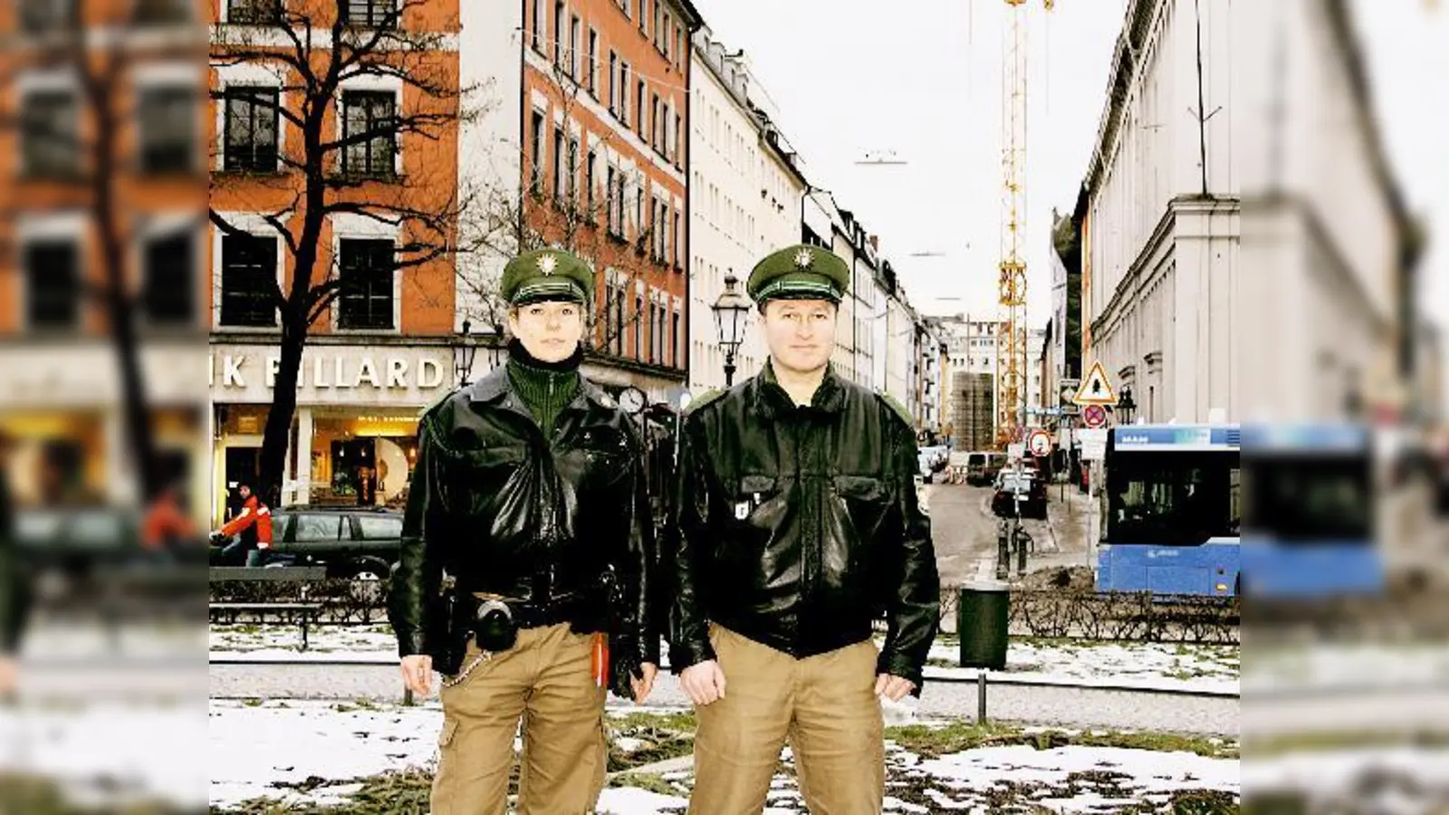 S. Weiß und B. Yigit (v.l.) von der Polizeiinspektion 14 fahren im Glockenbachviertel regelmäßig Streife. »Im Sommer halten sich auf dem Gärtnerplatz oft bis zu 500 Leute an einem Abend auf«, so Weiß.	 (Foto: js)