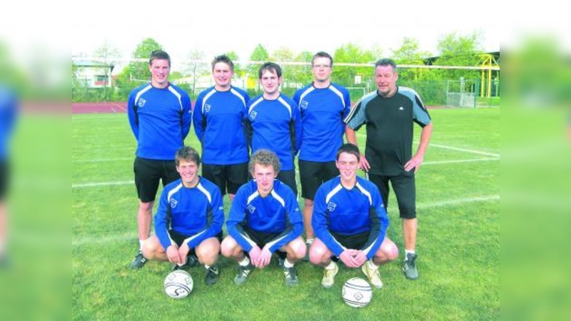 Die 1. Herrenmannschaft:(vorn, v.l.) Marco Salzberger, Matthias Willer, Martin Langosch, (hinten, v.l.) Sebastian Hanf, Sebastian Busalt, Rene Schweiger, Mannschaftsführer Thomas Günther, Trainer Willi Heinze. (Foto: pi)