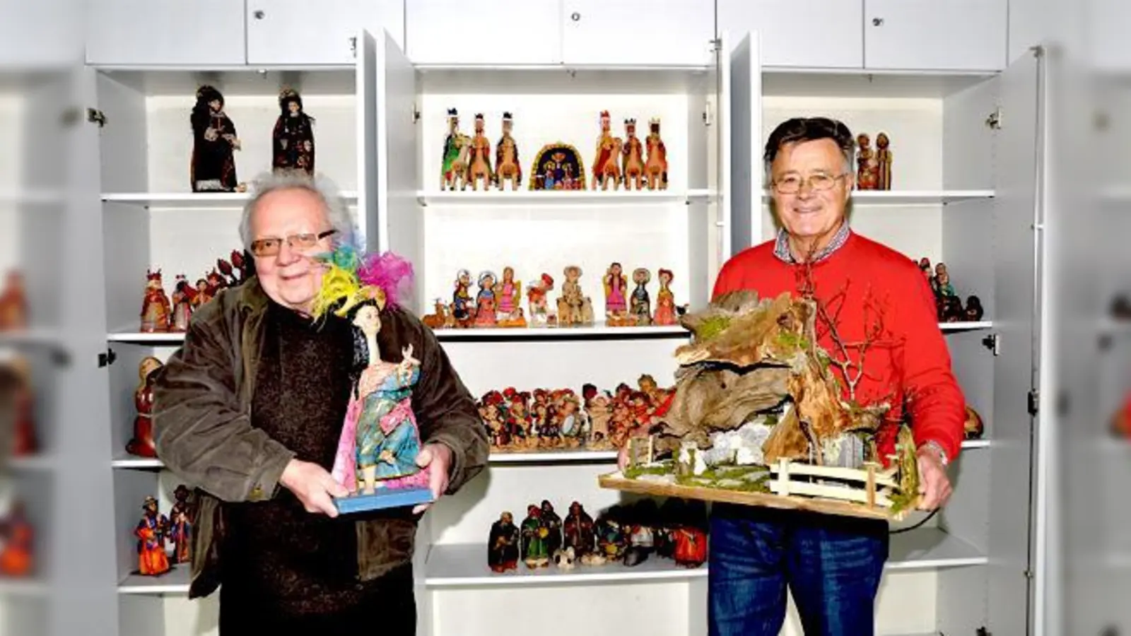 Dank Franz Kisters (r.), hier mit einer Wurzelkrippe, kann Sepp Schromm erstmals seine peruanische Krippensammlung präsentieren.	 (Foto: Sybille Föll)