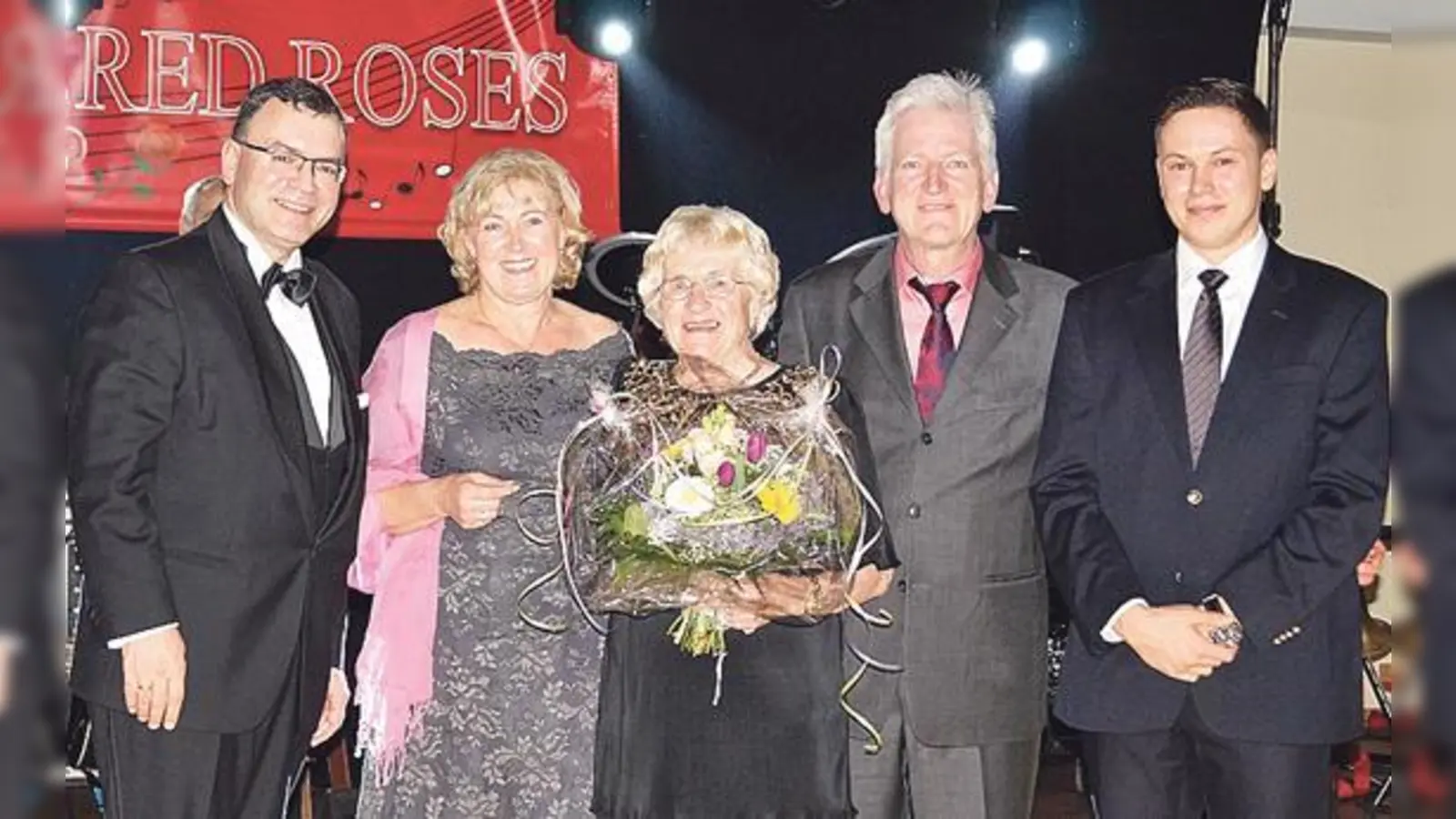 Unter den Gratulanten waren von links: MdL Dr. Florian Herrmann, Neufahrns Kulturreferentin Christa Kürzinger, 2. Bürgermeister und CSU Ortsvorsitzender Hans Mayer sowie stellvertretender Ortsvorsitzender und Moderator Roman Petersen.  (Foto: Sonja Aigner)