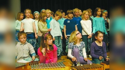 Hier ein Teil des Chors und der Xylophongruppe. Nicht mit im Bild: die Gitarristen, Flötistinnen, Pianisten.