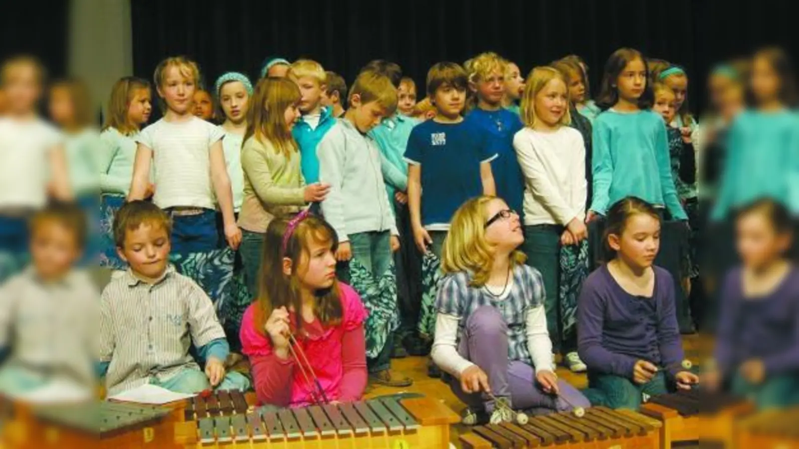 Hier ein Teil des Chors und der Xylophongruppe. Nicht mit im Bild: die Gitarristen, Flötistinnen, Pianisten.