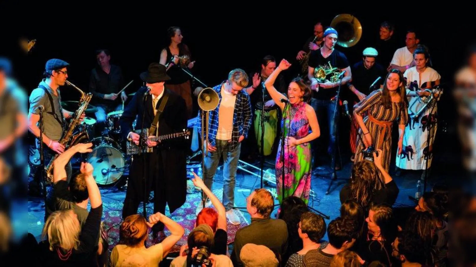 Die Express Brass Band spielt in der Freien Waldorfschule München Südwest. Zu hören ist ein breitgefächertes Repertoire von Jazz bis Rap. (Foto: Ali Malak)