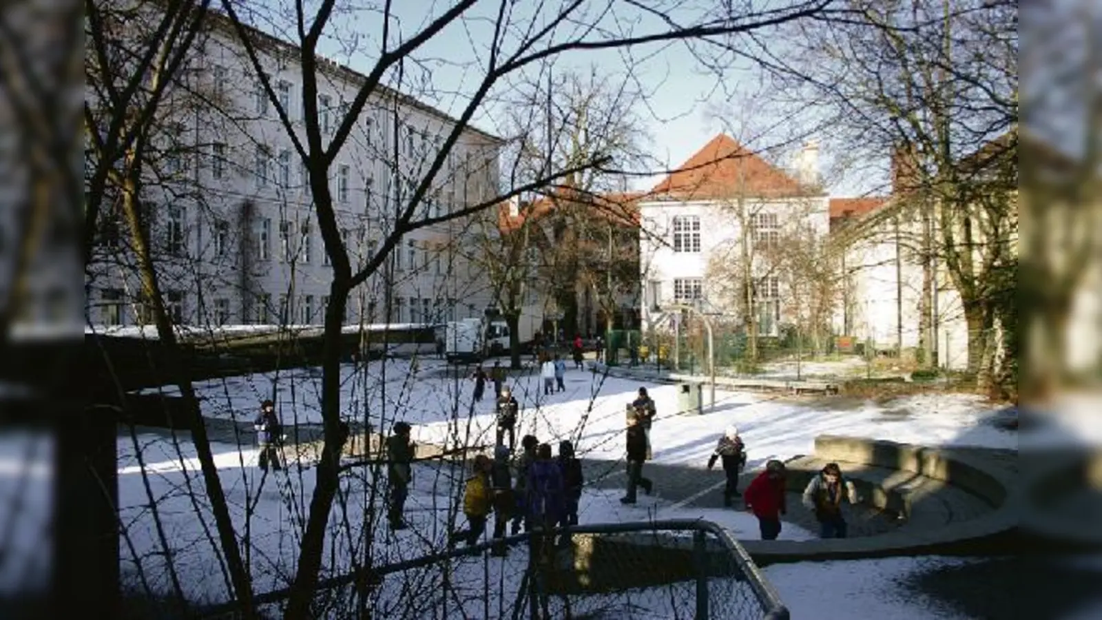 In der Pause um 9.30 Uhr spielen die Kinder der Grundschule Fußball, 15 Minuten später bevölkern die Kinder der Sonderschule den Pausenhof, ab Mittag sind die Hortkinder im Hof  da bleibt wenig Platz für die Kindergartenkinder, meint der BA.  (F: ak)