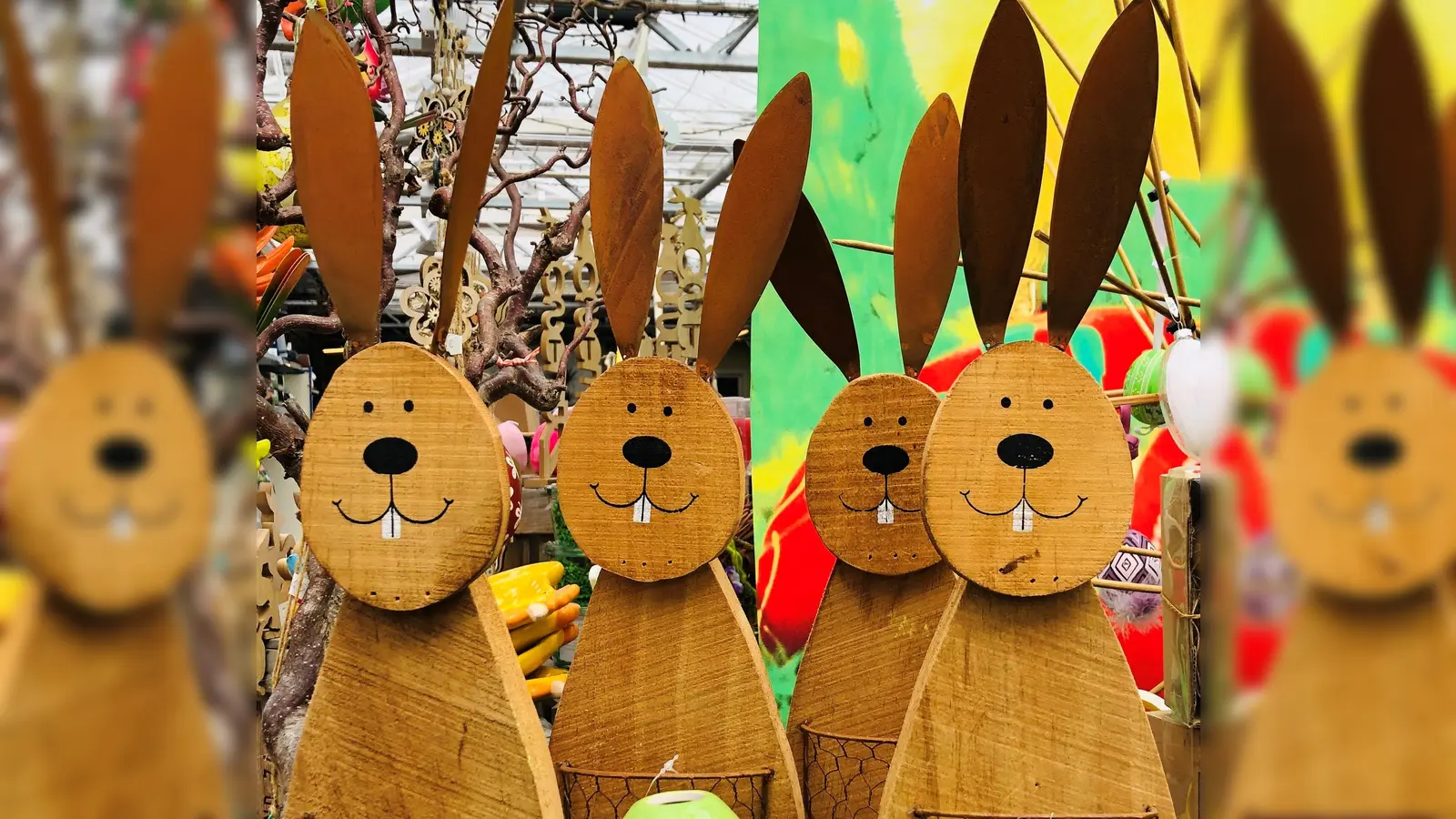 Lustige Osterhasen in verschiedenen Formen und aus verschiedenen Materialien verschönern jedes Zuhause. (Foto: hw)