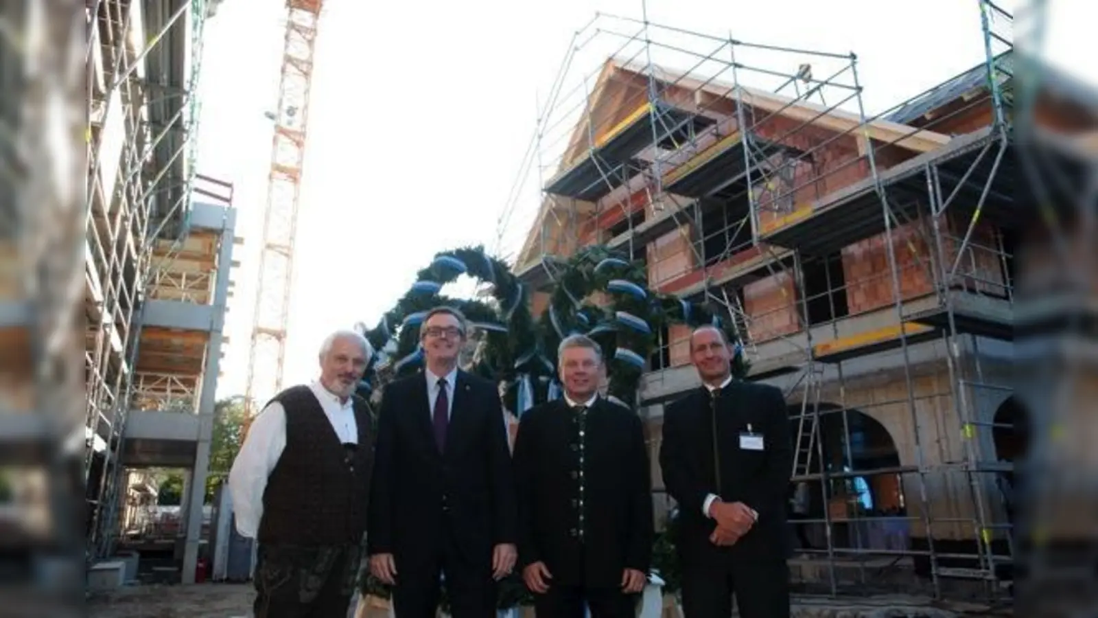 Guter Dinge beim Richtfest: Adolf Wandlinger (v. l.), Vorstand der Martin und Rita Ballauf-Stiftung, Jörn Beckmann, Mitglied des Vorstandes Ed. Züblin AG, OB Dieter Reiter und Stiftungsratsvorsitzender Dieter Weiß.  (Foto: Stadt München)