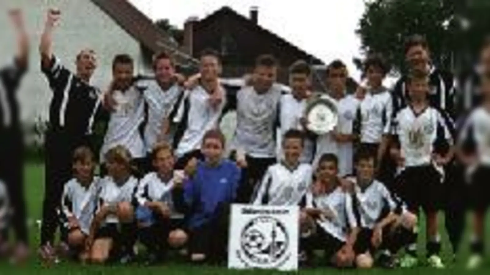 Große Freude über den Aufstieg in die Kreisklasse: Die C-Jugend des SC Lerchenauer See.	  (Foto: VA)