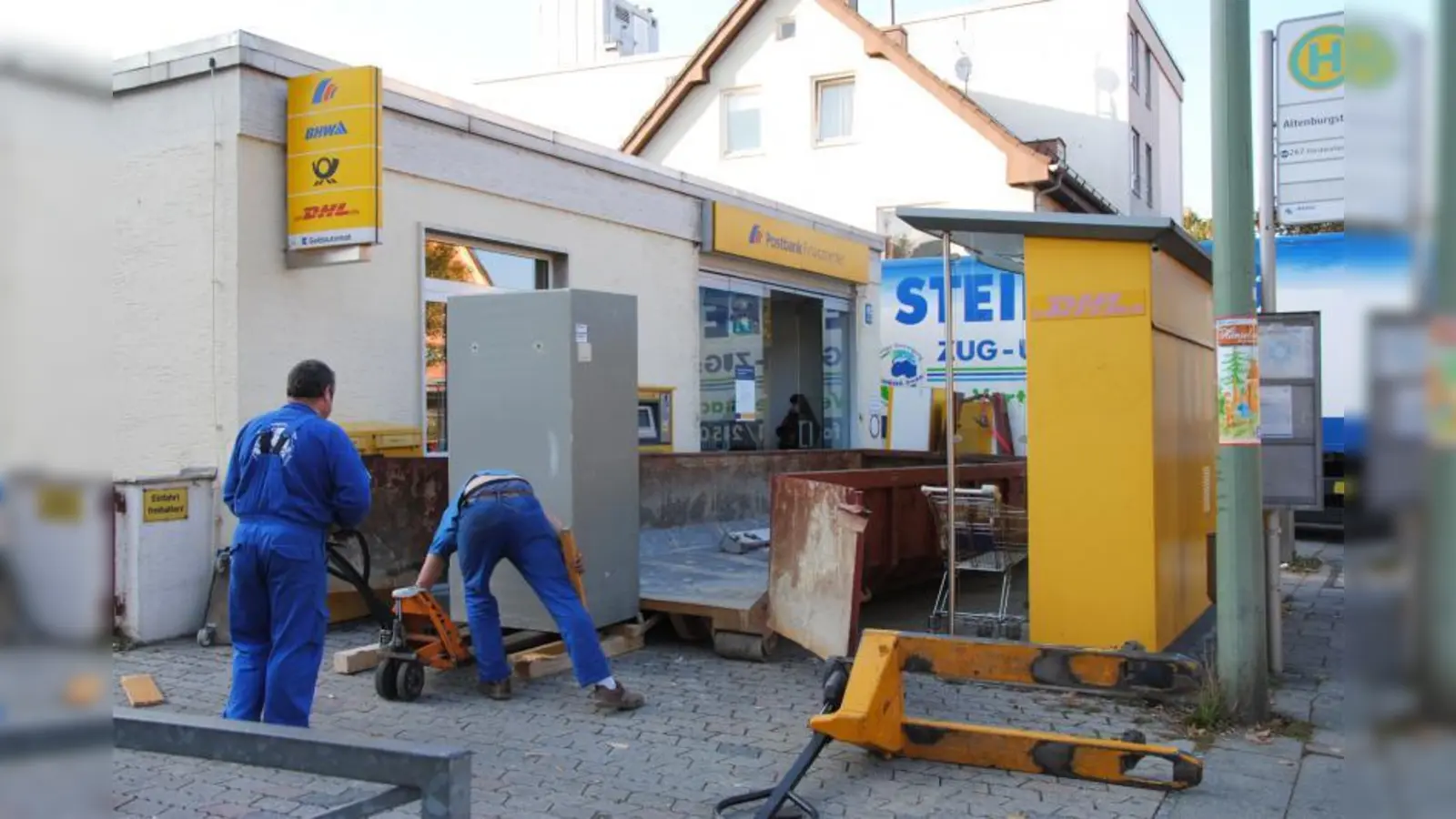 Hier entfernen Arbeiter gerade einen Briefmarkenautomaten aus den Räumen des bisherigen Postbank Finanzcenters in Neuaubing. (Foto: Eva Schraft)