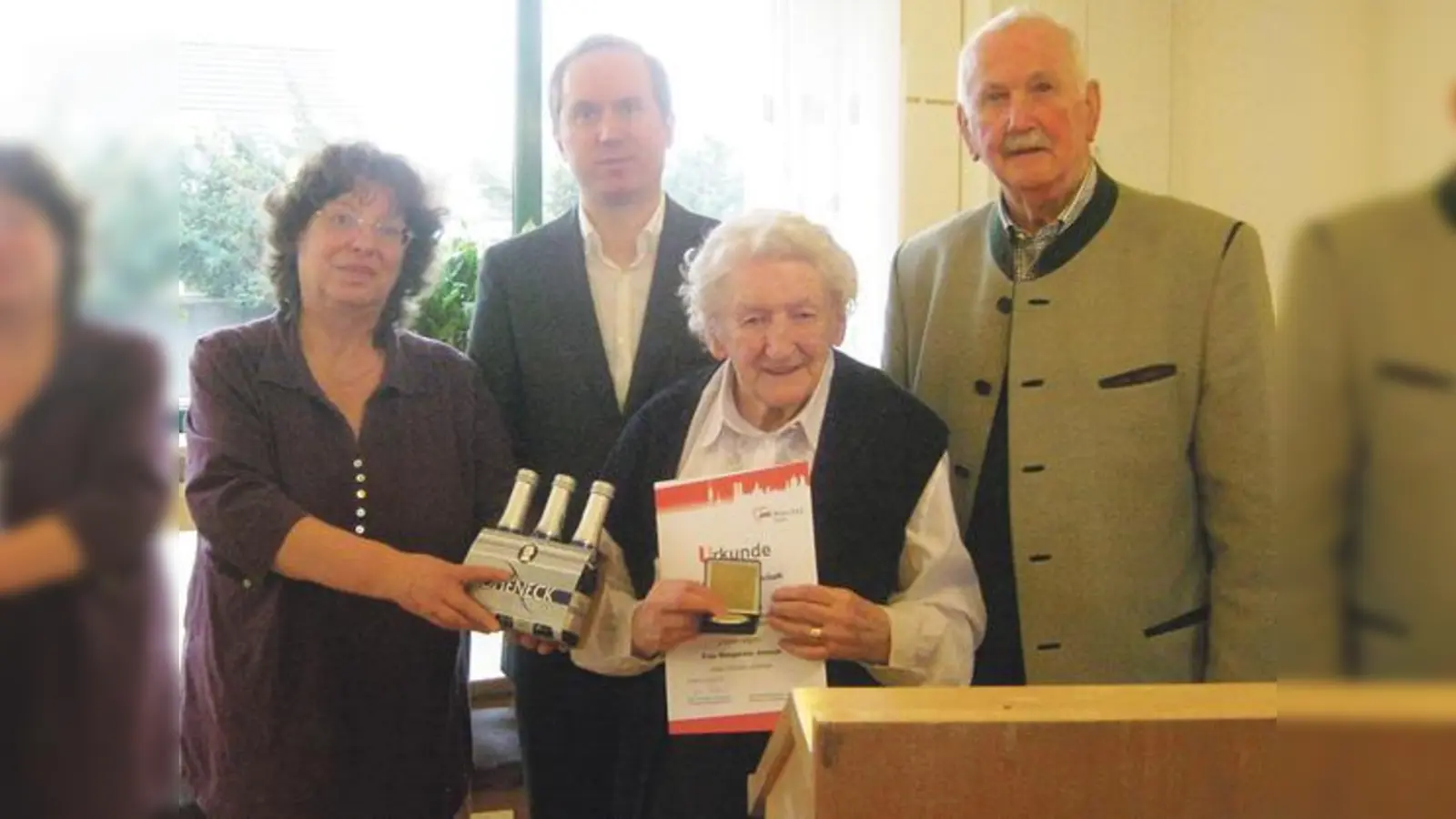 Renate Messinger (links), Mike Malm (2. v. l) und Hermann Breitenberger ehrten Margarete Jonnas.	 (Foto: Verein)
