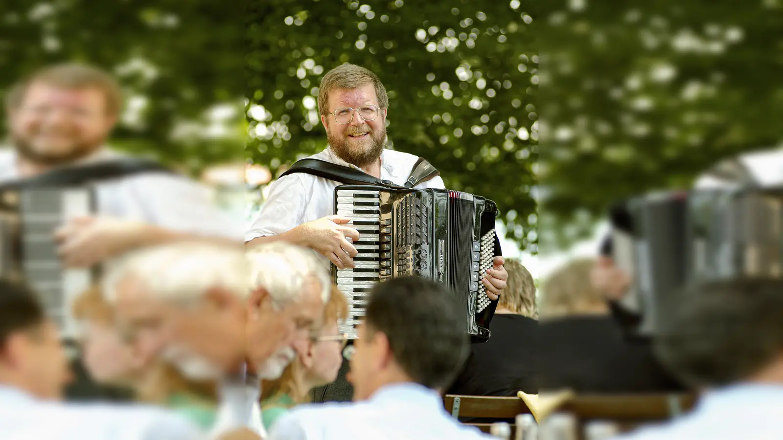 Ernst Schusser, Volksmusikpfleger und Leiter des Volksmusikarchivs, leitete das Wirtshaussingen. (Foto: Baumgartner)