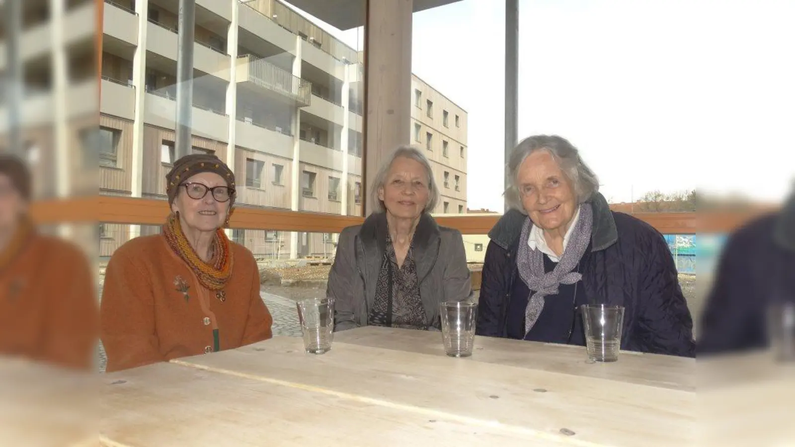 Sind seit kurzem Nachbarinnen im Mehrgenerationenprojekt an der Züricher Straße (v.l.): Christel Güsgen, Gudrun Brandl und Kathrin von Kaisenberg. (Foto: tab)