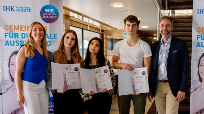 IHK-Ausbildungskoordinatorin Marina Hirschberger, Jolina Daniel, Merve Cankel, Felix Weinberger und Florian Kaiser, IHK-Abteilungsleiter Berufliche Ausbildung (von links). (Foto: Balk / IHK)