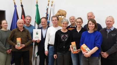 Landrat Robert Niedergesäß und Amelie Vießmann (l.), Biodiversitätsberaterin in der Unteren Naturschutzbehörde, ehrten gemeinsam die Kiebitzhelfer. (F: Landratsamt Ebersberg)