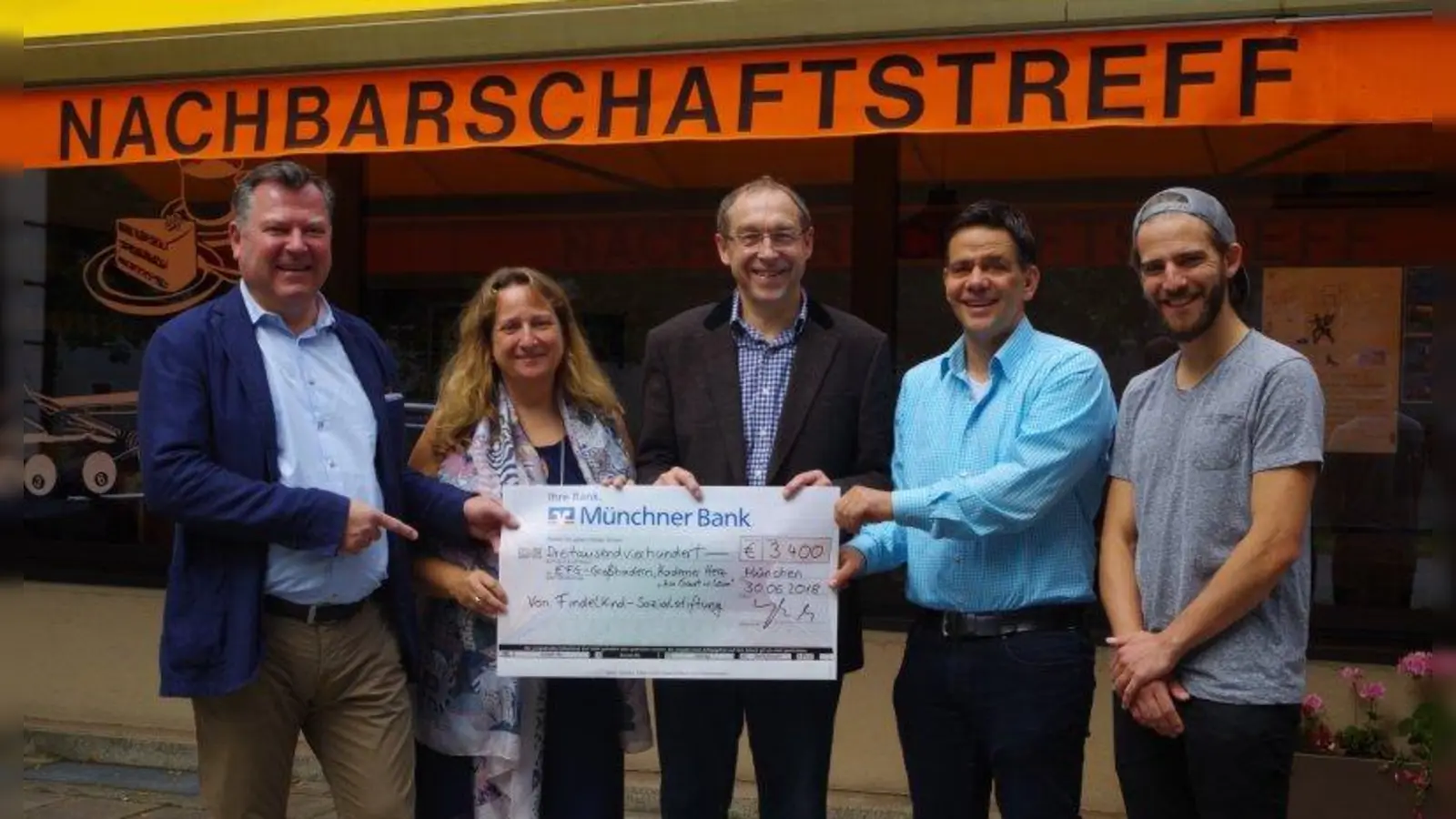 Geld für Jugendangebot und Familienfreizeit! Die Findelkind-Sozialstiftung, vertreten durch ihren ehrenamtlichen Geschäftsführer Max Straßer (m.), spendet 3.400 Euro an den Nachbarschaftstreff „Haderner Herz zu Gast in Laim“. Im Bild: Josef Schmid (zweiter Bürgermeister), Alexandra Gaßmann (CSU-Stadträtin), Max Straßer, Jochen Sahm (Leiter Nachbarschaftreff) und Florian Banhardt (Fußballtrainer der Jugendgruppe). (Foto: kö)