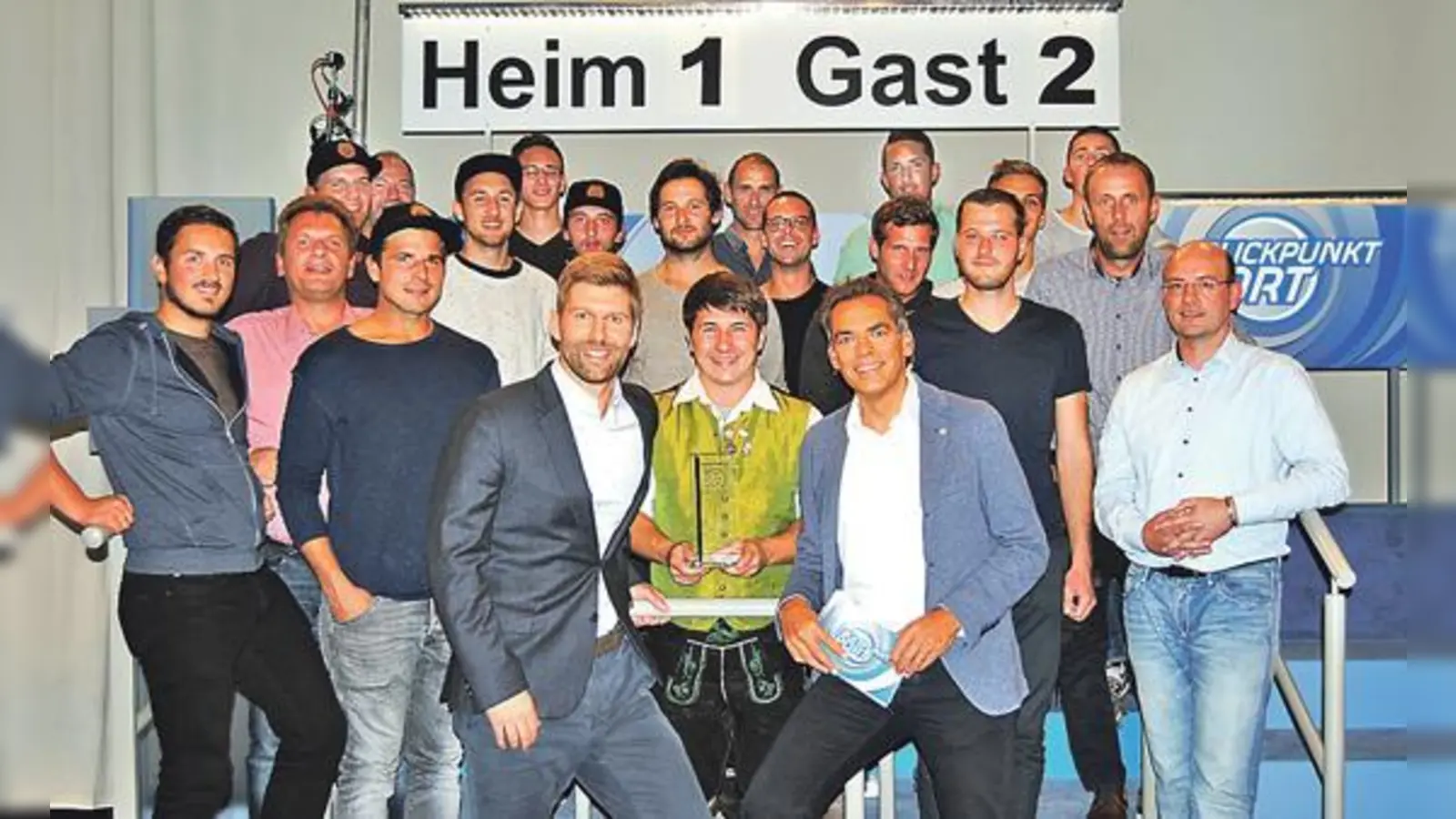 Fußball-Experte Thomas Hitzlsperger (vorne links) und BR-Moderator Dominik Vischer (rechts) freuen sich mit Markus Spötzl (Mitte) über dessen Gewinn des »Bayern-Treffer des Monats« August.	 (Foto: BFV)