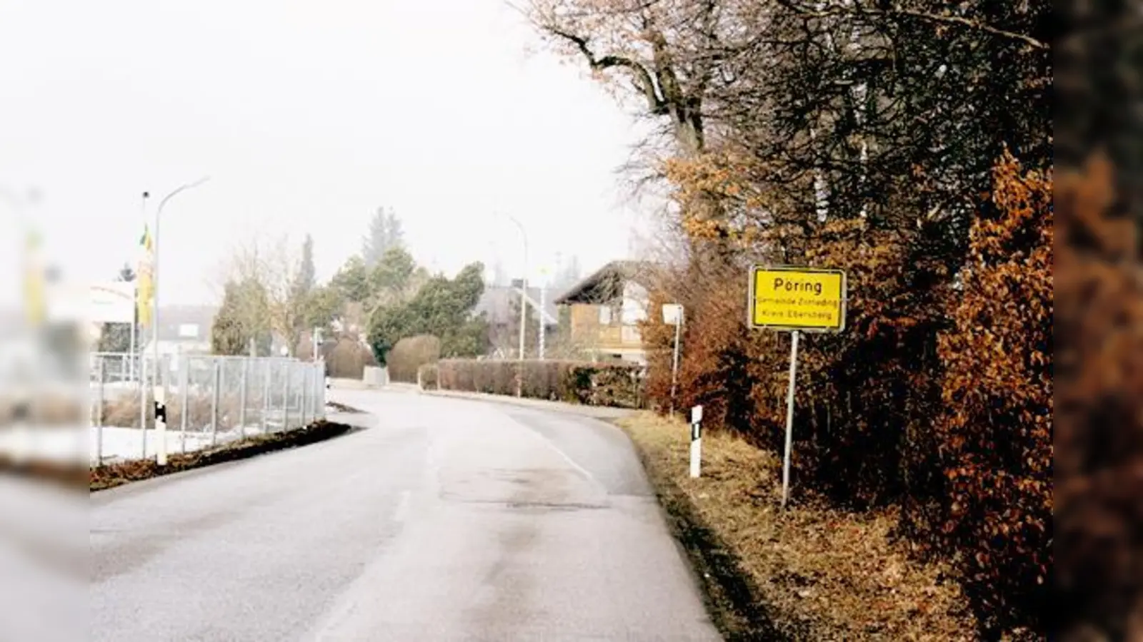 Das Ortsschild, das 50 km/h bedeutet, ignorieren viele und fahren viel zu schnell in Pöring ein.  (Foto: pt)