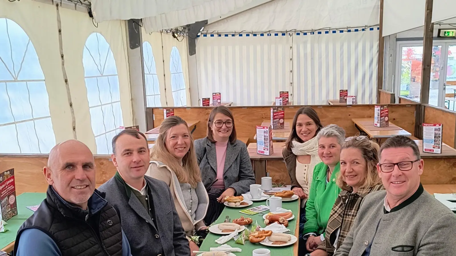 Gemeinsame Visionen: die Teilnehmer des ersten Touristiker-Treffens mit Bürgermeister Helmut Fichtner sowie Christin Grundmann-Fritz und Cornelia Kroiß vom Stadtmarketing. (Foto: Stadt Mainburg)