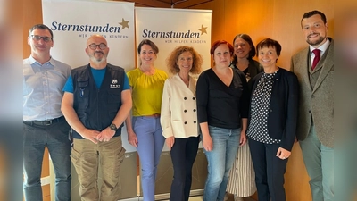 Stehen an der Seite der Kinder in der Ukraine (v.li.): Klaus Prestele, Markus Brandstetter, Natalie Schmid (Sternstunden), Moderatorin Sybille Giel, Julia Brunner und Anna Radchenko, Gabriele Erhard (Sternstunden) und Michael A. Binner. (Foto: Sternstunden)