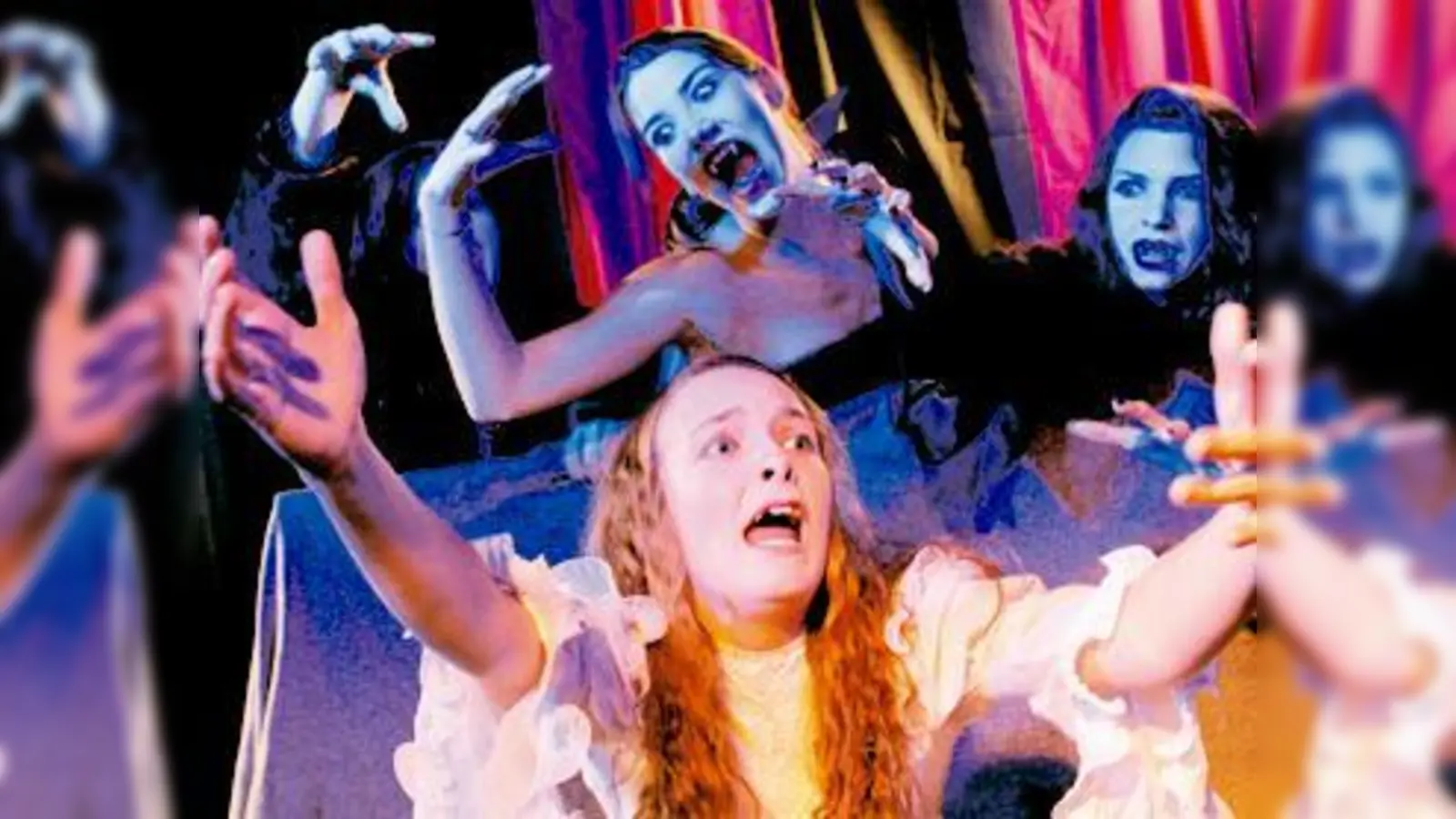 Blutrünstige Vampire trachten den Besuchern des FestSpielHauses nach ihrem Blut.   (Foto: Theater)