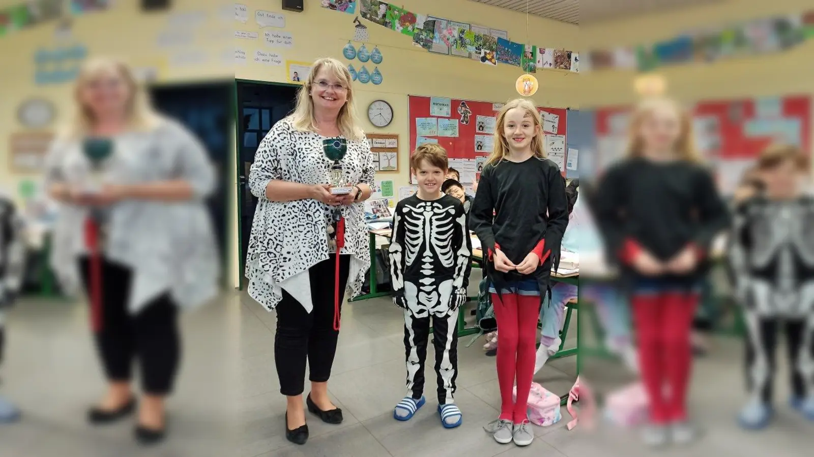 Die Klasse 4a der Kleinfeldschule hat sich den Pokal erlesen und verdient. Die Klassensprecher nahmen stolz von Rektorin Ute Woller den Wanderpokal entgegen. (Foto: Kleinfeldschule Germering)