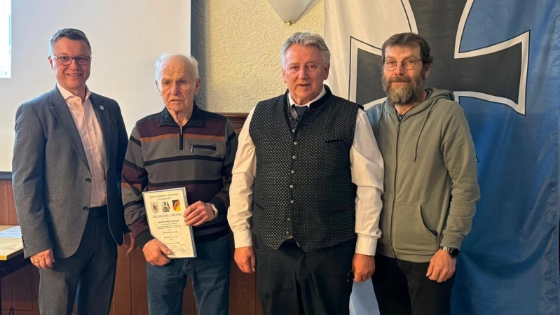 Die SRK hielt ihre Mitgliederversammlung ab (von links): Bürgermeister Wolfgang Hörl, neues Ehrenmitglied Johann Göttler, 1. Vorsitzender Albert Winkler und 3. Vorsitzender Anton Burgmair. (Foto: SRK)