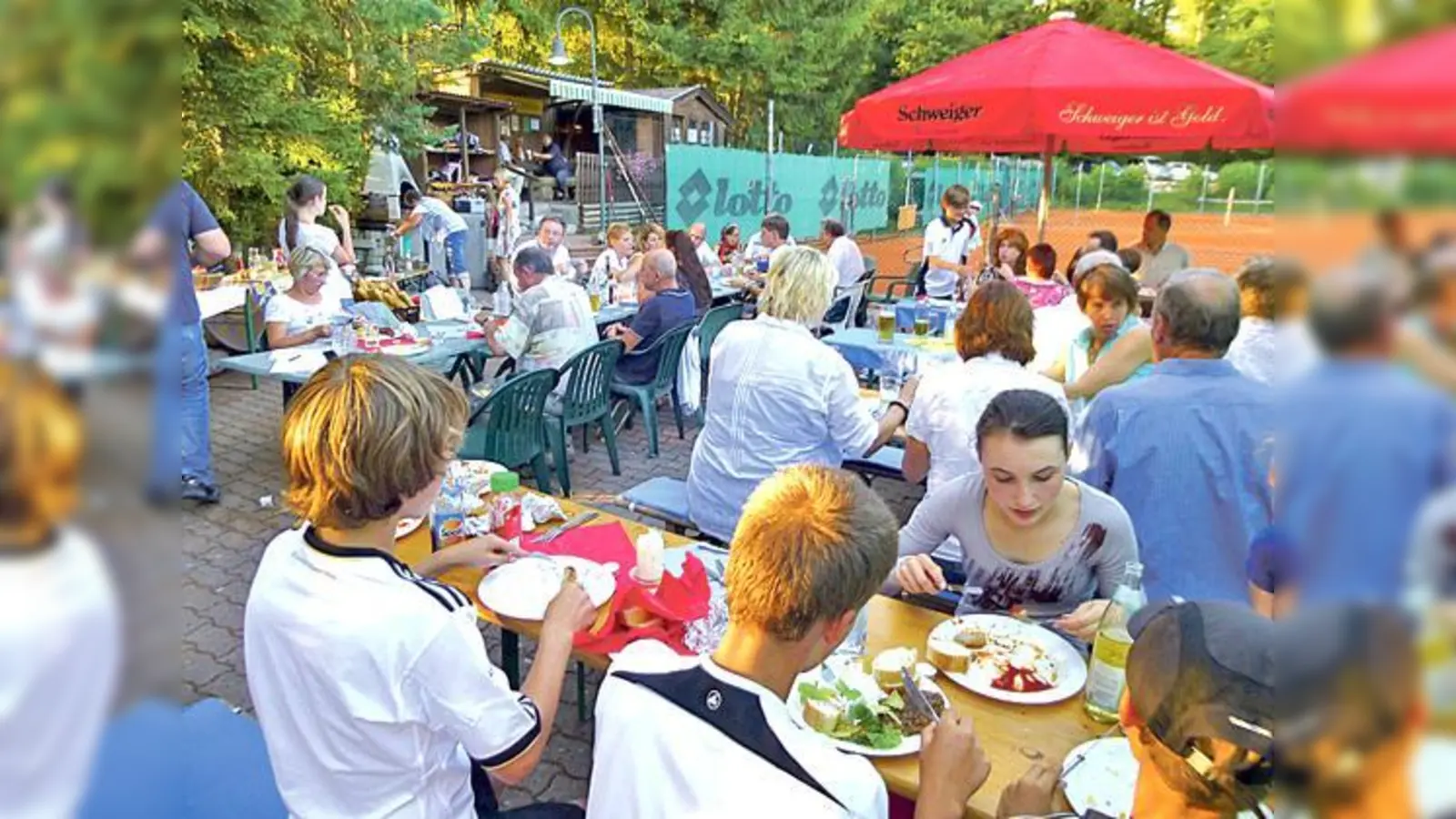 Bei Gegrilltem und herrlichem Sommerwetter feierten die Tennissportler des ATSV Kirchseeon.	 (Foto: privat)