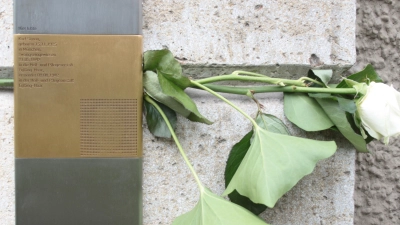 Das Erinnerungszeichen für Karl Simon in der Kraelerstraße 6. (Foto: job)