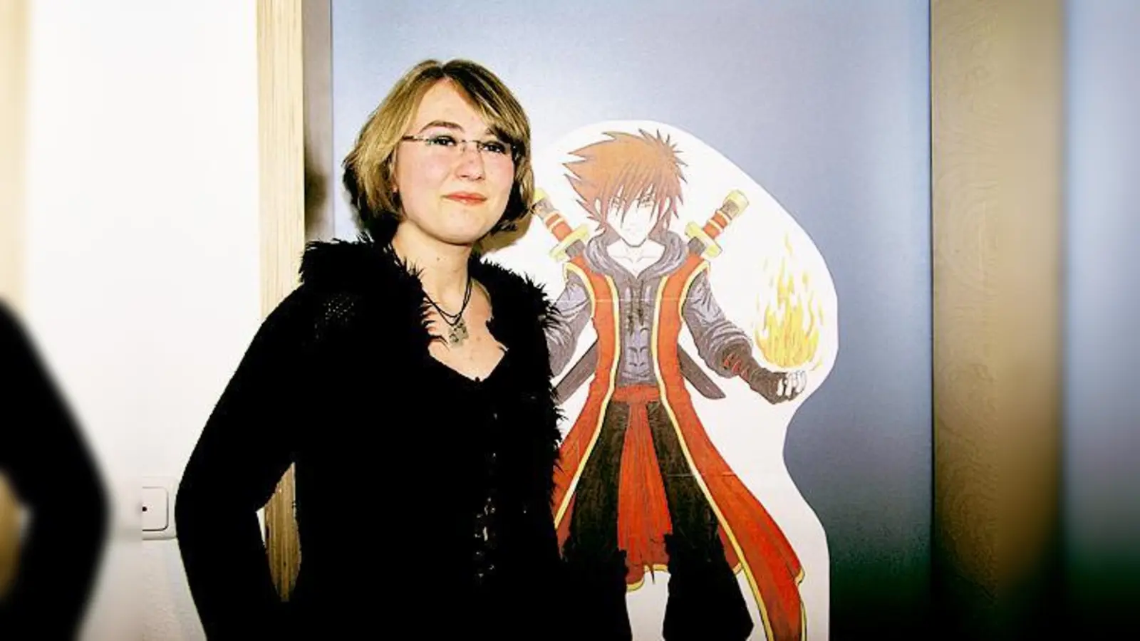 Ann-Kathrin Speier vor einem ihrer Mangas, das in der Blue Box zu sehen ist.   (Foto: Schwarz-Mehrens)