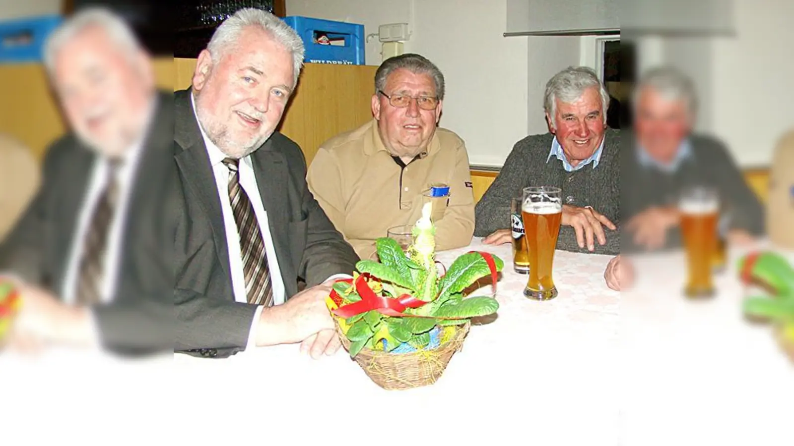 Nah bei den Menschen, auch bei der Bürgerversammlung: Bürgermeister Martin Esterl mit Michael Ruhsamer, Sebastian Winhart und Albert Reiser (v. l.).  (Foto: Ina Berwanger)