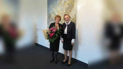 Brigitte Stengel (links) und die Regierungspräsidentin von Oberbayern, Maria Els. (Foto: Regierung von Oberbayern)